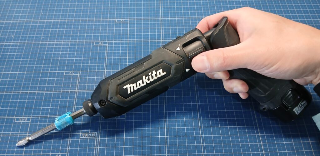 マキタ TD022D を手で持った時のサイズ感