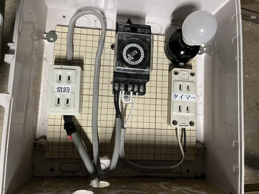 タイマーTB15601Kと電磁接触器SC-03を組み合わせた配線箱の内部、リレー回路でタイマー400W制限を回避